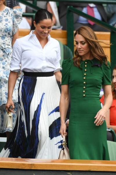 13 juillet 2019 : Meghan Markle en chemise blanche et jupe plissée, accompagne Kate Middleton à Wimbledon