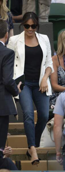 4 juillet 2019 : Meghan Markle en jean et blazer rayé à Wimbledon.
