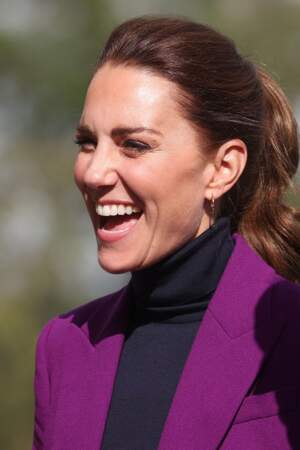 Kate Middleton mise sur le pull col roulé noir sous sa veste de costume colorée