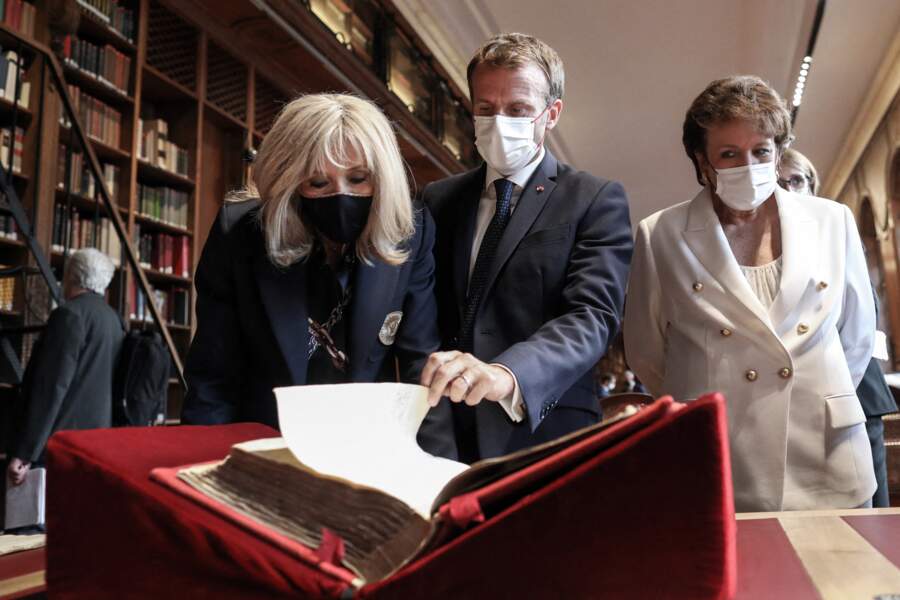 Brigitte et Emmanuel Macron ont pris plaisir à découvrir les oeuvres présentes dans la bibliothèque.