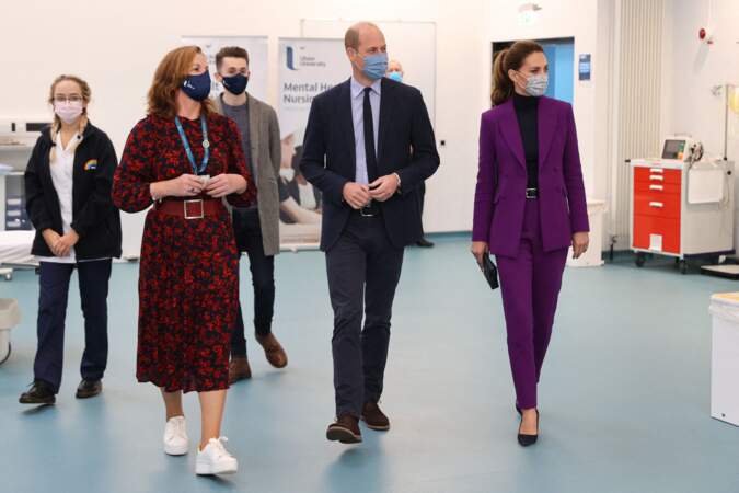 Kate Middleton et le prince William  à l'Université Magee de Londonderry, Irlande du Nord, Royaume Uni, où ils rencontrent des étudiants en soins infirmiers. 