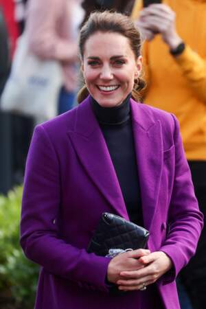 Kate Middleton a choisi une pochette matelassée noire Jaeger assortie à son col roulé