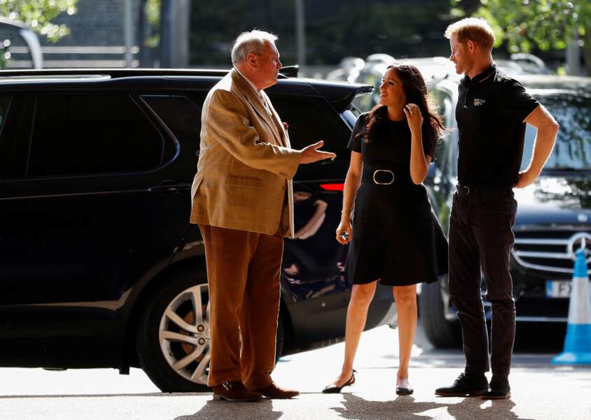 29 juin 2019 : Meghan Markle en petit robe noire accompagne Harry au London Stadium.