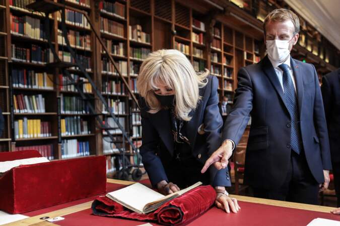 Emmanuel Macron et Brigitte ont également visité le musée qui présentera certains des plus grands trésors des collections.