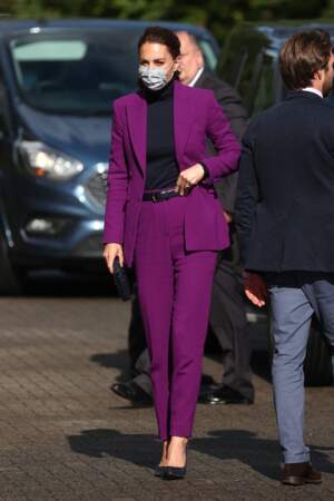 Kate Middleton en Irlande du Nord : elle adopte un tailleur violet et le pull noir col roulé pour rencontrer des étudiants en soins infirmiers