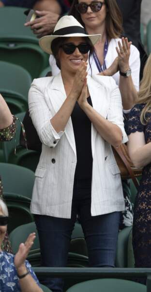 4 juillet 2019 : Meghan Markle en jean et blazer rayé à Wimbledon.