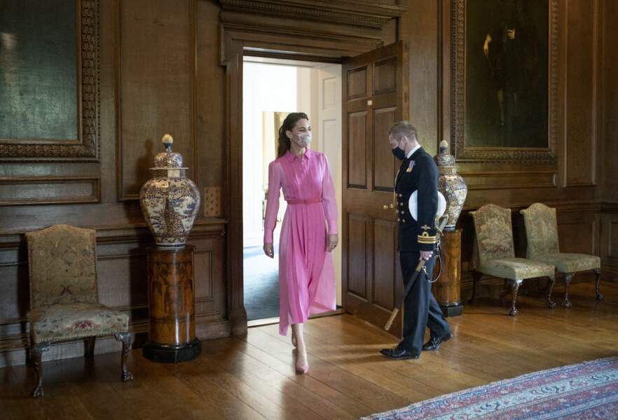 Kate Middleton rencontre une petite atteinte d'un cancer, et sa famille au palais Holyroodhouse à Edimbourg, en mai 2021. 