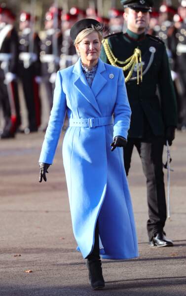 La comtesse de Wessex, lors du défilé du souverain à la Royal Military Academy Sandhurst, dans un manteau bleu.