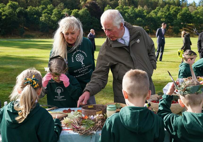 Avant de planter l'arbre, le prince Charles a pu discuter avec les écoliers de l'école primaire Crathie, à Balmoral, accompagné d'Elizabeth II