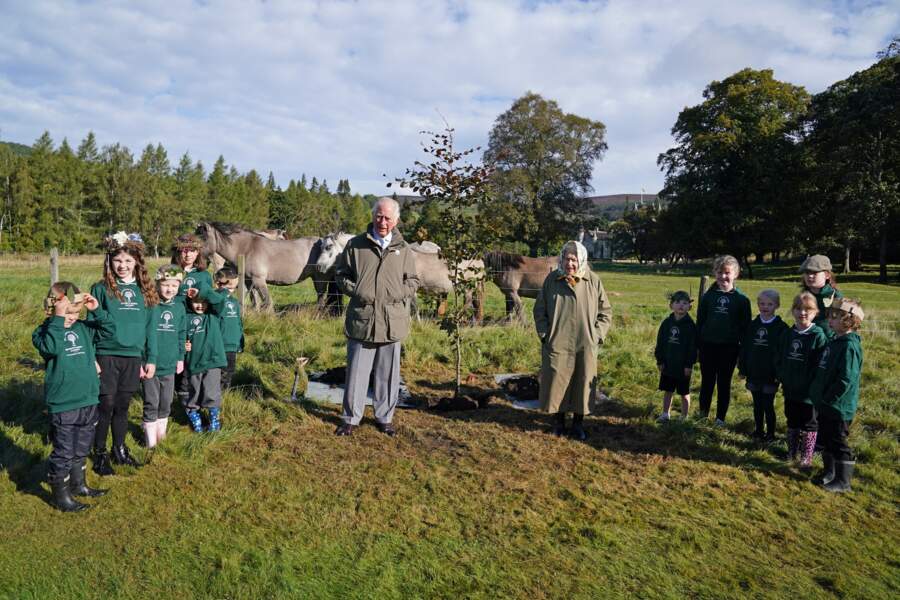 La reine Elizabeth II et le prince Charles ont invité les enfants de l'école primaire de Crathie pour planter l'arbre