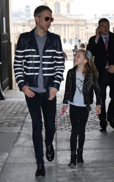 Lila Grace Moss assiste avec son père  Jefferson Hack (cofondateur et PDG de Dazed Media) au défilé Louis Vuitton à Paris, le 6 mars 2013.
