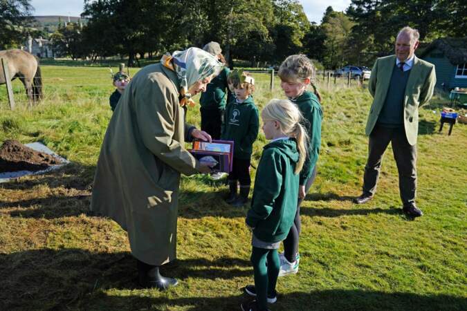 Les enfants de l'école primaire Crathie ont offert à la reine Elizabeth II une carte confectionnée par leurs soins