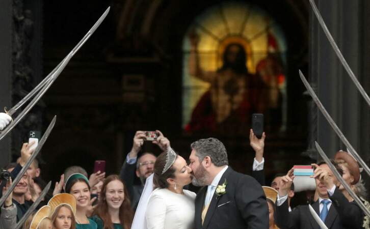 Acclamés à leur sortie de la cathédrale Saint-Isaac, le grand-duc George Mikhailovich de Russie et Rebecca Victoria Bettarini d'Italie ont gratifié la foule d'un tendre baiser romantique, le 1er octobre 2021.