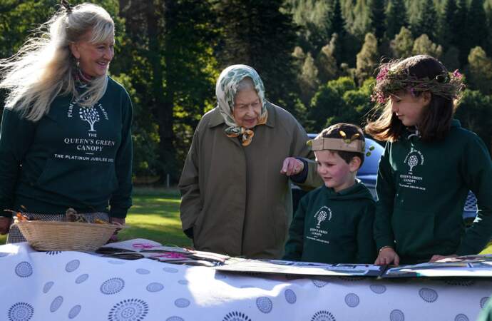 La reine Elizabeth II a pu découvrir les travaux des élèves de l'école Crathie, à Balmoral ce vendredi 1er octobre