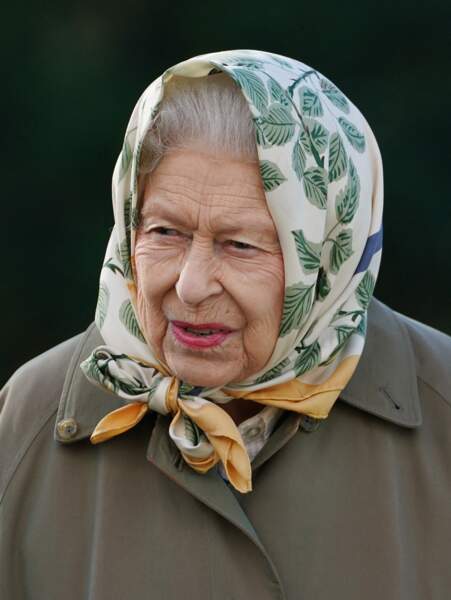 La reine Elizabeth II est venue à Balmoral ce vendredi 1er octobre vêtue d'une longue veste kaki et d'un foulard avec des feuillages