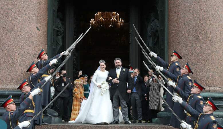 À leur sortie de la cathédrale, les jeunes mariés ont été acclamés par la foule, le 1er octobre 2021.