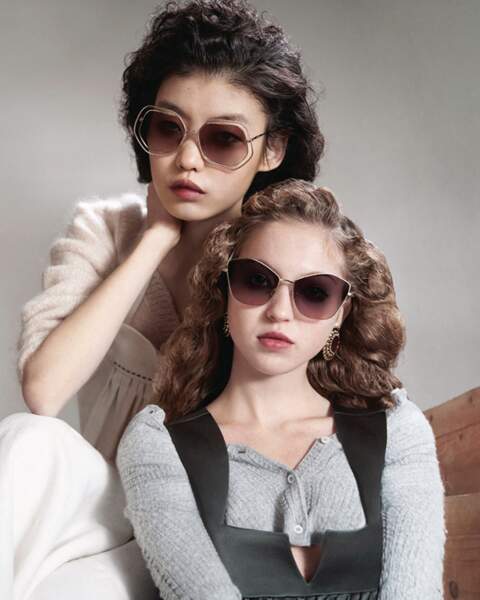 Les mannequins Gigi Hadid et Lila Moss posent pour la campagne de lunettes de Soleil de Miu Miu le 14 mai 2020.