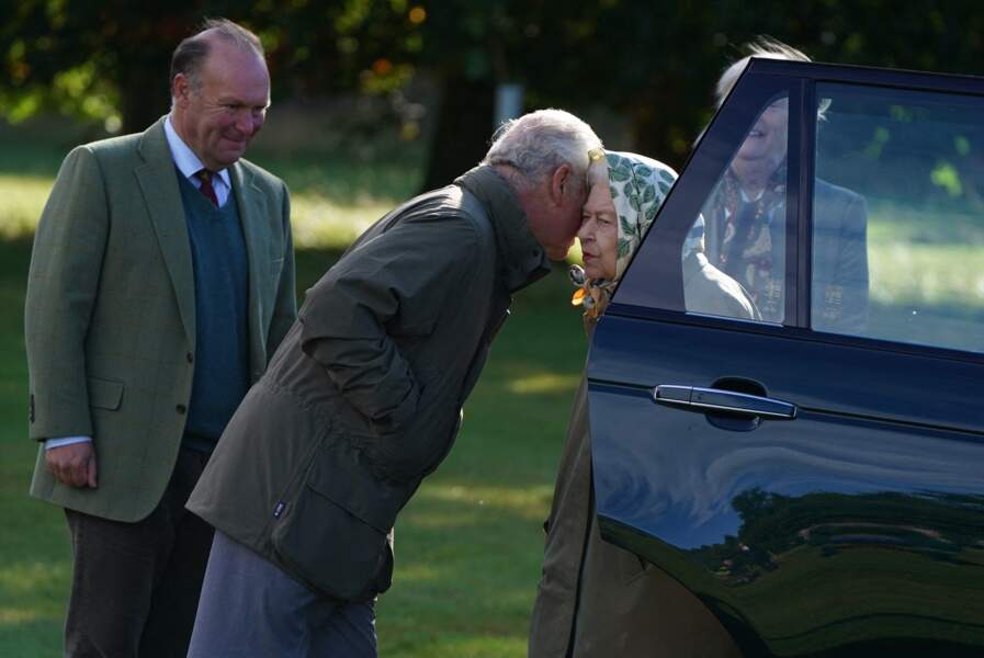 Le prince Charles a accueilli sa mère, la reine Elizabeth II, à Balmoral le 1er octobre 2021 