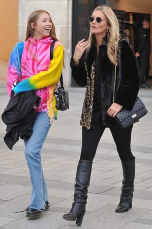 Kate Moss et sa fille Lila Grace font du shopping chez Zara en marge de la fashion week de Paris, le 17 janvier 2020.