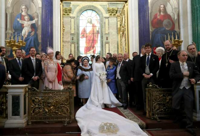 À la fin de la cérémonie religieux le grand-duc de Russie et son épouse Rebecca Victoria Bettarini d'Italie étaient entourés de leurs proches pour immortaliser ce moment en la cathédrale Saint-Isaac, le 1er octobre 2021.