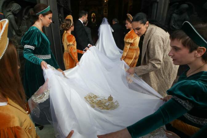 Digne d'une robe de princesse, la tenue de mariée de Rebecca Victoria Bettarini présentait une longue traîne de six mètres.