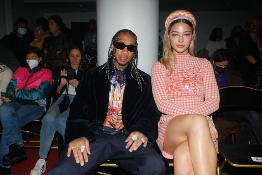 Le rappeur Tyga et une amie à lui, assis en attendant l'arrivée des mannequins sur le catwalk.