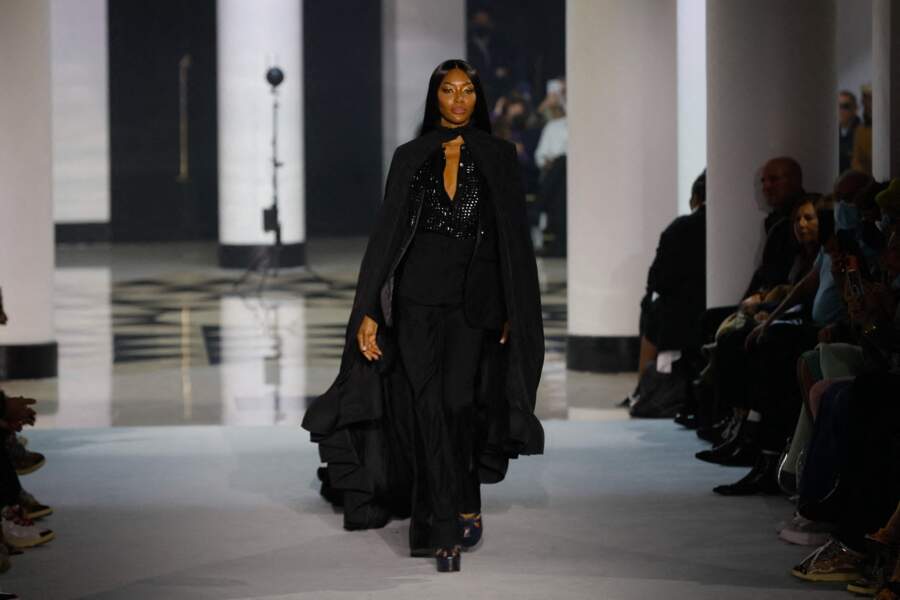 Le top model Naomi Campbell, défilant sur le catwalk Lanvin dans un total look noir.