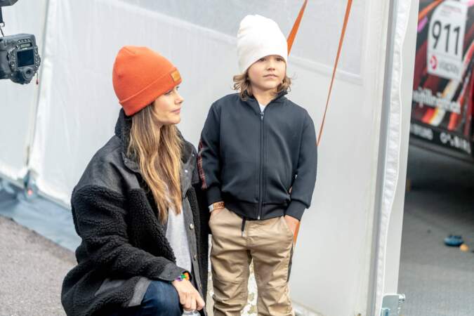 La princesse Sofia de Suède avec le prince Alexander, pour soutenir le prince Carl Philip, à la Porsche Carrera Cup sur le circuit de Mantorp Park, le 2 octobre 2021.