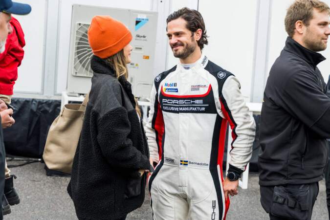 Le prince Carl Philip de Suède et son épouse la princesse Sofia, sur le circuit automobile de Mantorp Park, pour l'étape scandinave de la Porsche Carrera Cup, le 2 octobre 2021.