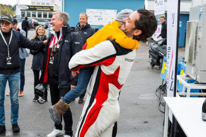 Gabriel de Suède, 4 ans, est venu féliciter son père, le prince Carl Philip de Suède, pour sa 3e place lors de la dernière course de la Porsche Carrera Cup, sur le circuit de Mantorp Park, le 2 octobre 2021.