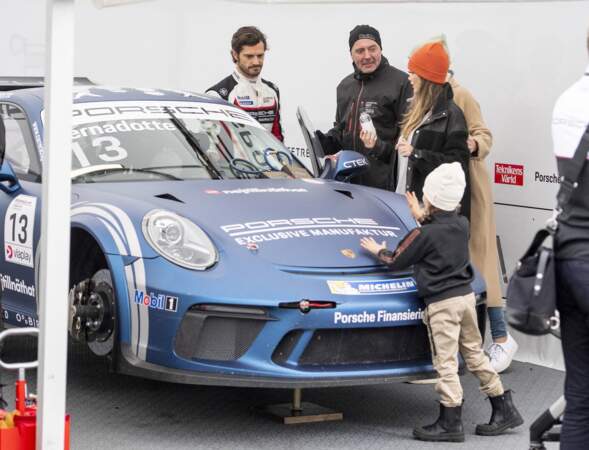 Le prince Carl Philip de Suède présente sa voiture pour la dernière course de la Porsche Carrera Cup à sa femme Sofia et son fils aîné, le prince Alexander, le circuit de Mantorp Park, le 2 octobre 2021.