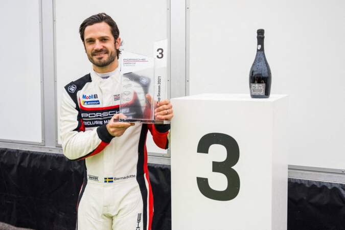 Le rince Carl Philip de Suède et son trophée, pour sa 3e place à Mantorp, lors de la dernière course de la Porsche Carrera Cup, le 2 octobre dernier.