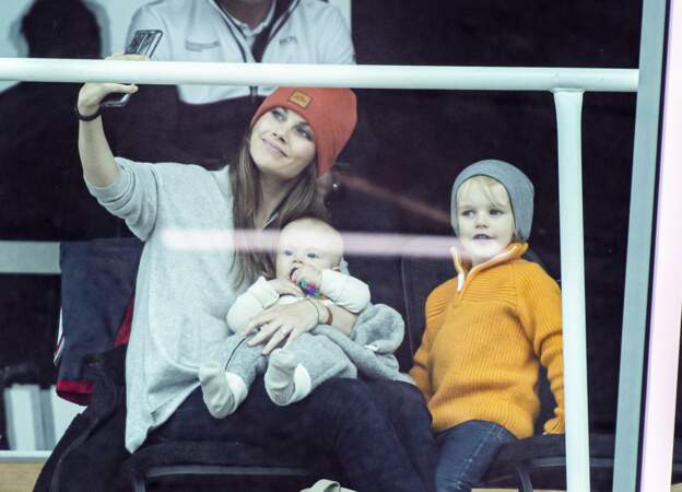 La princesse Sofia prenant un selfie avec ses deux plus jeunes fils, Gabriel et Julian, dans les tribunes du circuit automobile de Mantorp Park, en Suède, le 2 octobre 2021.