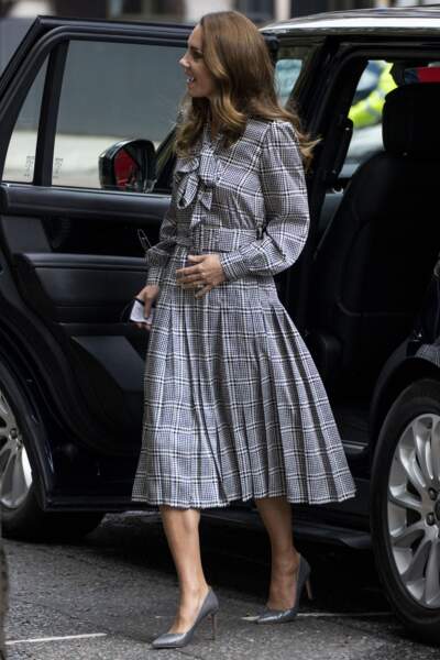 Kate Middleton en robe longue à carreaux Zara arrive au "University College" de Londres, le 5 octobre 2021.