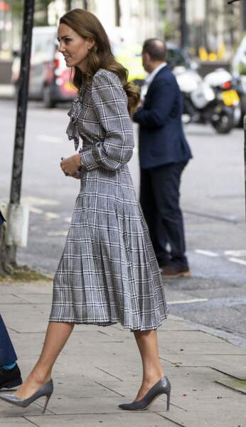 Kate Middleton recycle sa robe longue à carreaux Zara et ses escarpins argentés Boss