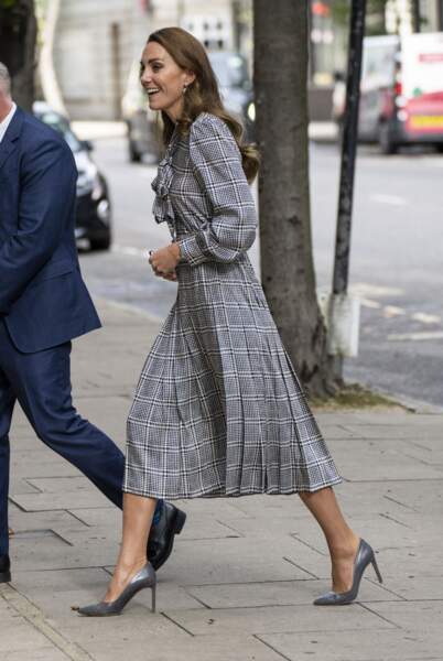 Kate Middleton recycle sa robe longue à carreaux Zara et ses escarpins argentés Boss