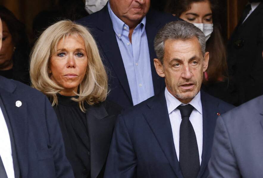 Brigitte Macron et Nicolas Sarkozy lors de la messe funéraire en hommage à Bernard Tapie en l'église Saint-Germain-des-Prés à Paris, le 6 octobre 2021