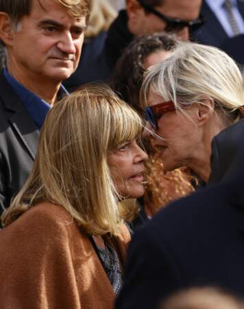 Chantal Goya et Chantal Ladesou lors de la messe funéraire en hommage à Bernard Tapie en l'église Saint-Germain-des-Prés à Paris, le 6 octobre 2021