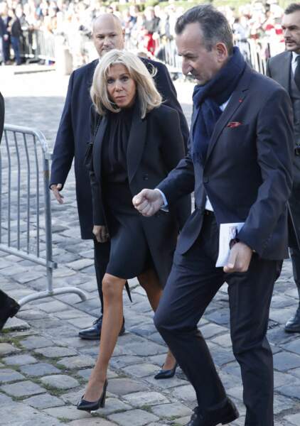 Brigitte Macron arrive à la messe funéraire en hommage à Bernard Tapie en l'église Saint-Germain-des-Prés à Paris, le 6 octobre 2021