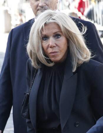 Brigitte Macron arrive à la messe funéraire en hommage à Bernard Tapie en l'église Saint-Germain-des-Prés à Paris, le 6 octobre 2021