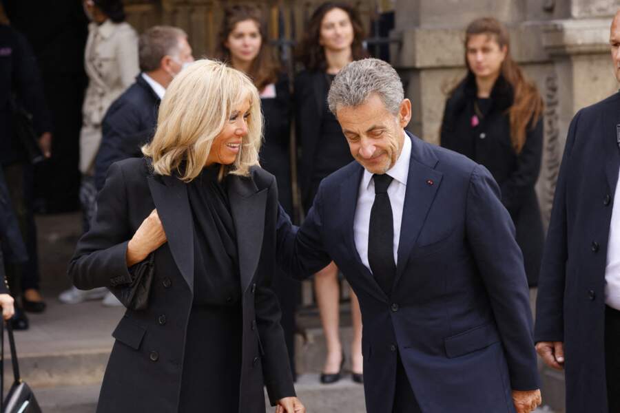 Brigitte Macron et Nicolas Sarkozy lors de la messe funéraire en hommage à Bernard Tapie en l'église Saint-Germain-des-Prés à Paris, le 6 octobre 2021