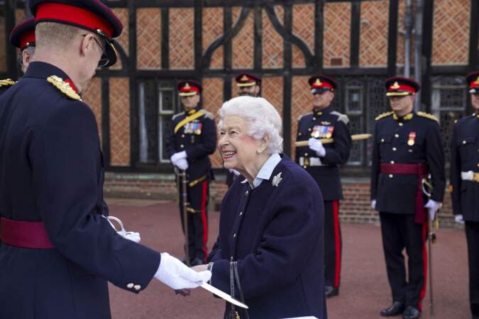 Ce mercredi 6 octobre, pour son retour à Windsor, Elizabeth II était fière de remettre une récompense aux soldats canadiens. 
