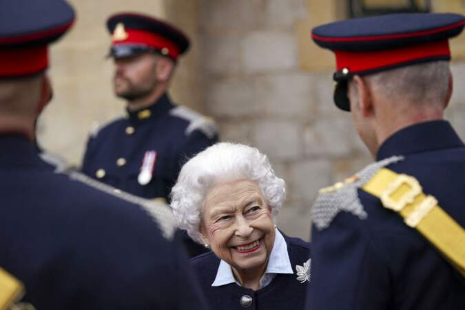 Elizabeth II a salué les officiers du Royal Regiment of Canadian Artillery à l'occasion du 150e anniversaire du régiment. 