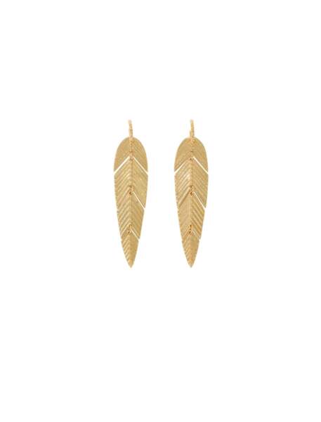 Boucles d'oreilles pendantes plume en laiton doré, Maje, 75€