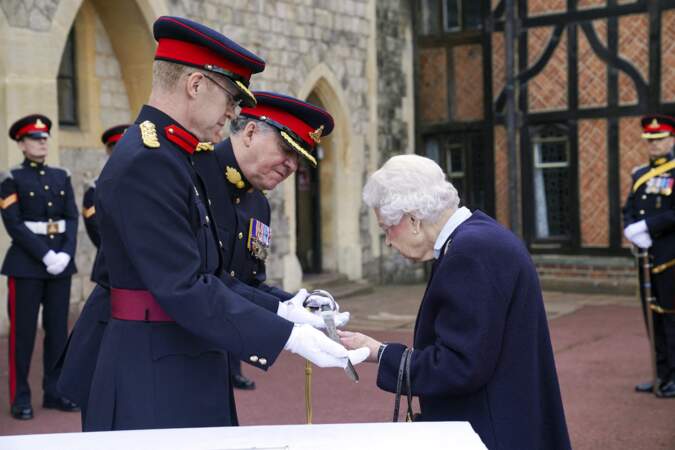 A Windsor, Elizabeth II était ravie de remettre une récompense aux officiers du Royal Regiment of Canadian Artillery. 