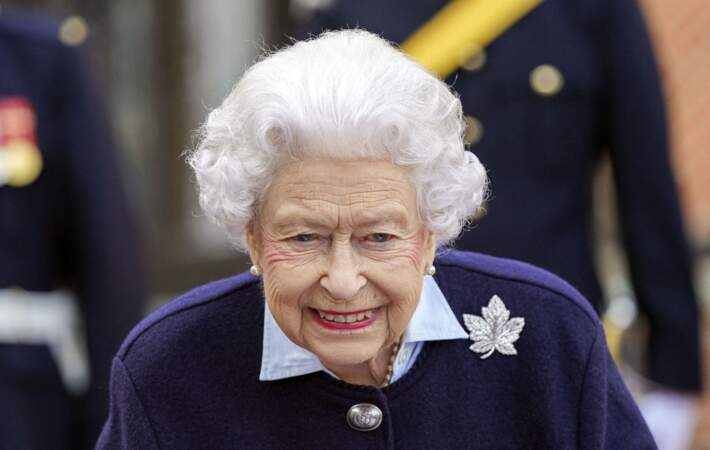 Pour accueillir ces officiers canadiens à Windsor, Elizabeth II a retrouvé le sourire. 