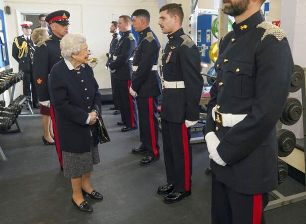 Ce mercredi 6 octobre, dans la salle de garde du château de Windsor, Elizabeth II a continué à saluer les officiers. 