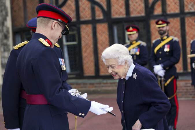Elizabeth II a examiné l'épée du capitaine général, récompense remise à un militaire ayant fait preuve de leadership ce mercredi 6 octobre. 