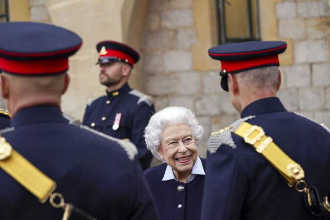 Ce mercredi 6 octobre, c'est avec le sourire qu'Elizabeth II a fait son retour officiel au château de Windsor. 