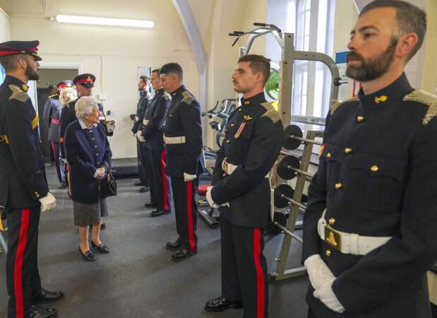 Après son passage dans la cour, Elizabeth II s'est rendue dans la salle de garde du château de Windsor ce mercredi 6 octobre. 